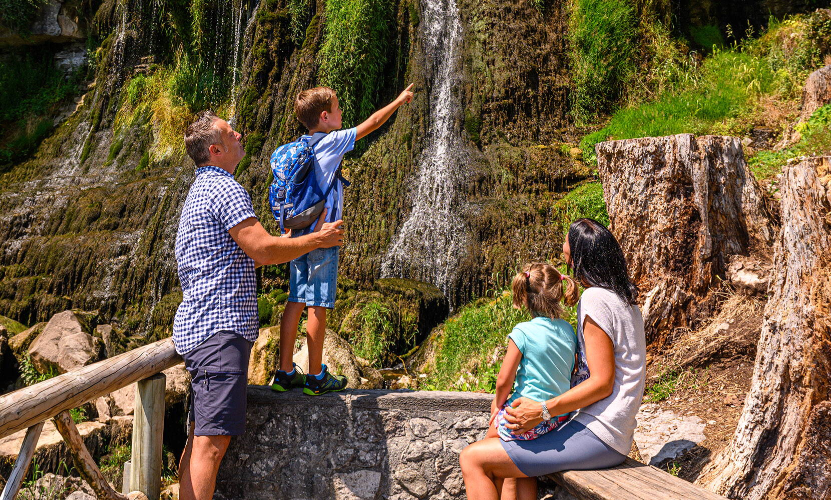 Familienausflug St. Beatus-Höhlen. Entdeckt gemeinsam mit eurer Familie die faszinierende Tropfsteinhöhle und taucht ein in das mystische Abenteuer des legendären Naturparks von St. Beatus.