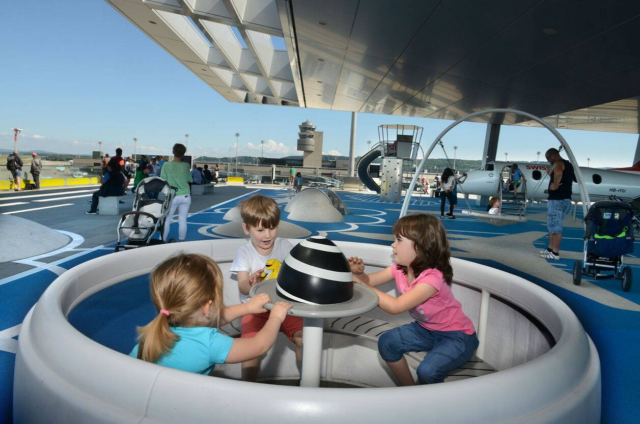 Sur plus de 7500 mètres carrés, la terrasse des spectateurs B invite à s'attarder sur un mini-aérodrome pour les enfants, des points d'information sur l'aviation et un sentier de découverte sur le thème de la «fascination de l'aviation».