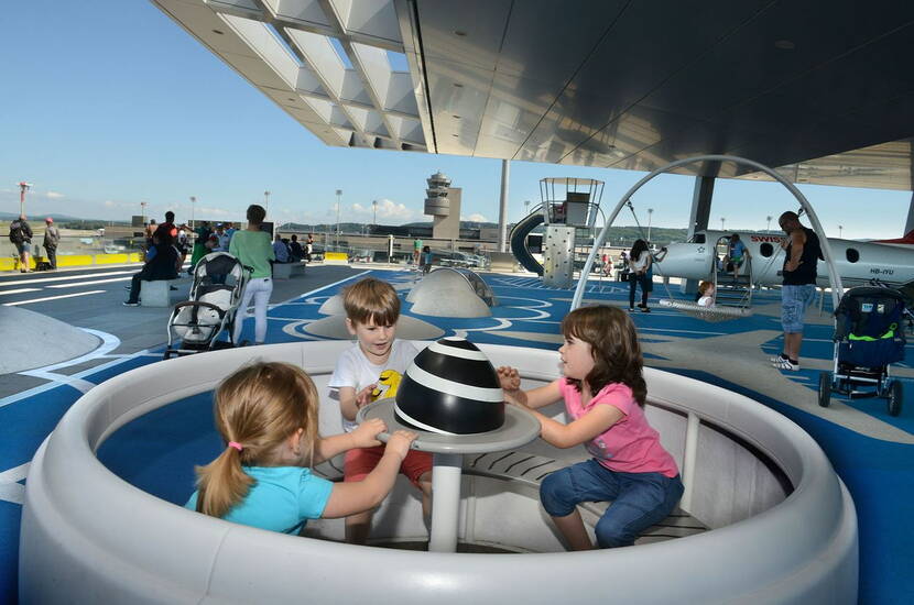 Zoom: Sur plus de 7500 mètres carrés, la terrasse des spectateurs B invite à s'attarder sur un mini-aérodrome pour les enfants, des points d'information sur l'aviation et un sentier de découverte sur le thème de la «fascination de l'aviation».