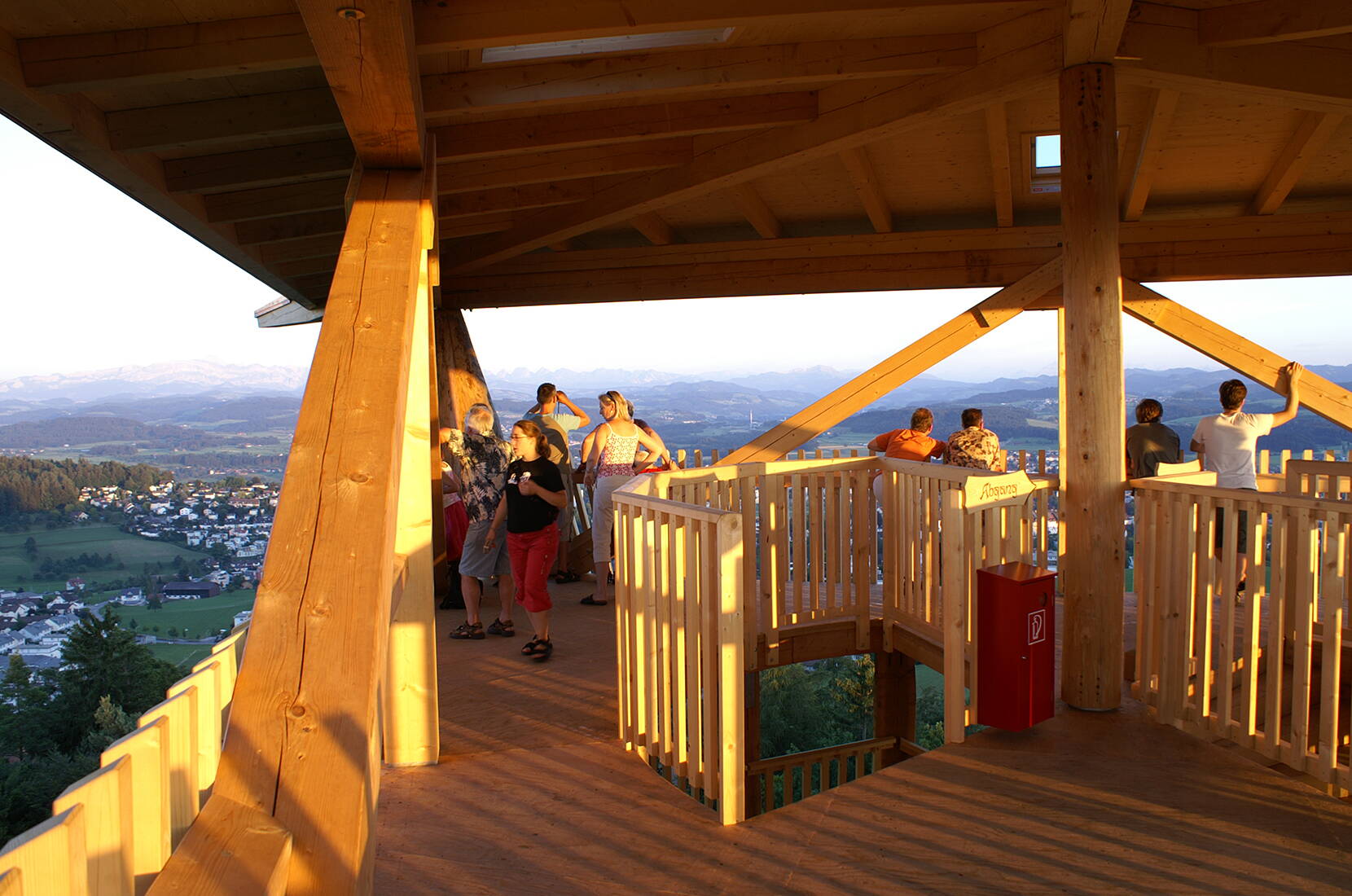 Excursion en famille à la tour de Wil. Monte les 189 marches de cette construction en bois unique et admire la vue magnifique sur la ville et la région de Wil, sur le Fürstenland, l'Hinterthurgau et le Toggenburg avec les sept sommets des Churfirsten jusqu'au Säntis.