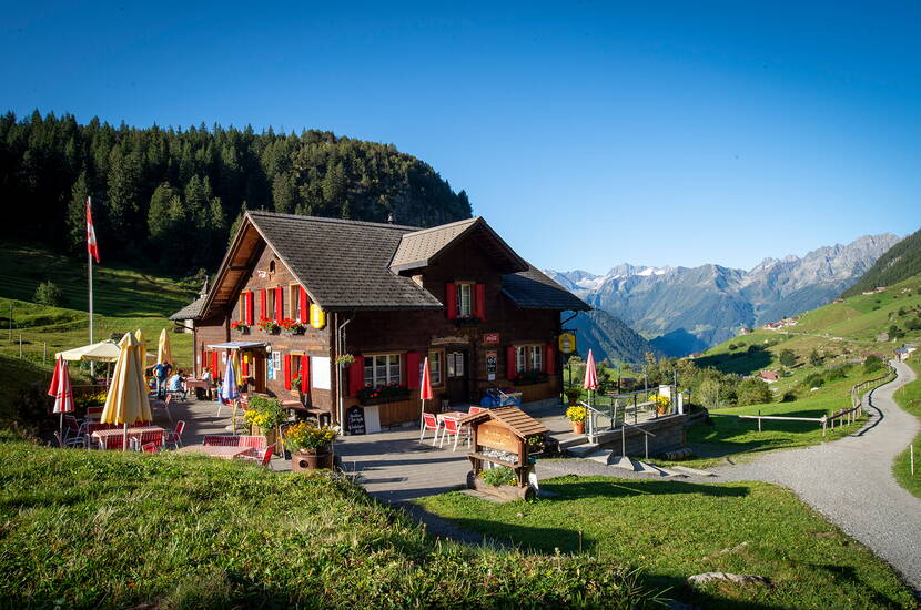 Zoom: Spektakuläre Luftseilbahnen führen in den siebten Himmel und zu himmlischen Bergseen. In den malerisch gelegenen Gasthäuser und Hütten, bekannt für die Älplermagronen und weiteren urnerischen Spezialitäten, geniesst man seinen Aufenthalt mit einem herrlichen Blick in die Bergwelt.