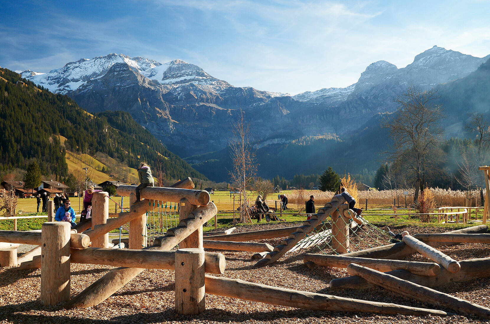 Gita in famiglia Parco giochi AlpKultur Lenkerseeli. Con un ponte sospeso di corda, un tavolo d'acqua, scivoli, un percorso sensoriale, un labirinto di siepi, un Mikado per arrampicarsi, un'altalena per sedie a rotelle, una giostrina, un modellino di teleferica, campanelli, tubi per gattonare e altalene, si possono trascorrere diverse ore all'aperto.