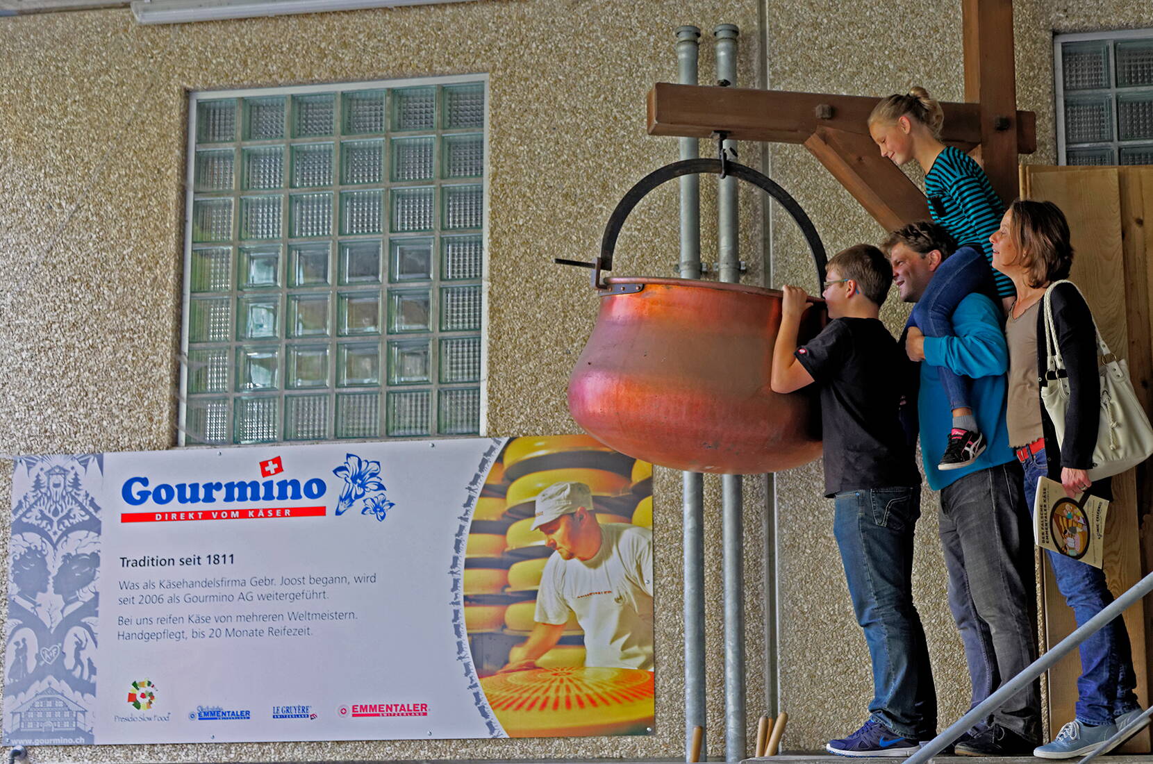 Excursion en famille: Grâce à la bande dessinée sur les énigmes, vis un rallye de détective passionnant à travers Langnau dans l'Emmental. Découvre des indices et suis les traces en passant devant d'anciennes maisons de fromage et des entreprises fromagères existantes.