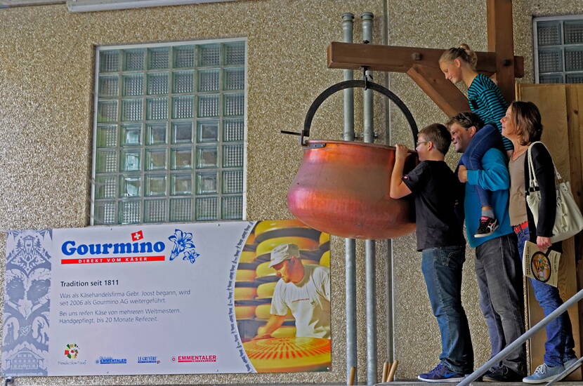 Zoom: Excursion en famille: Grâce à la bande dessinée sur les énigmes, vis un rallye de détective passionnant à travers Langnau dans l'Emmental. Découvre des indices et suis les traces en passant devant d'anciennes maisons de fromage et des entreprises fromagères existantes.