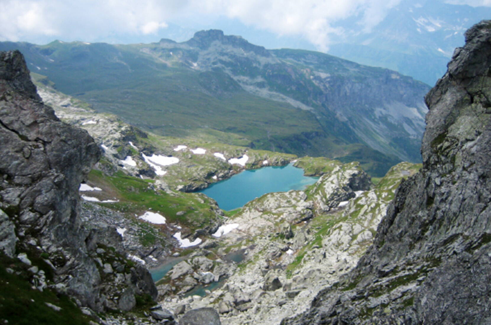 Ausflugsziele Ostschweiz - Familienausflug Leglerhütte. Die Laufzeit ab der Mettmeralp beträgt rund 2 1/2 Stunden. Nach einer einfachen und gemütlichen Wanderung präsentiert sich dir eine unberührte Naturlandschaft mit klaren Bergseen, Aussicht auf 192 Bergwipfel und eine gemütliche, moderne Bergunterkunft.