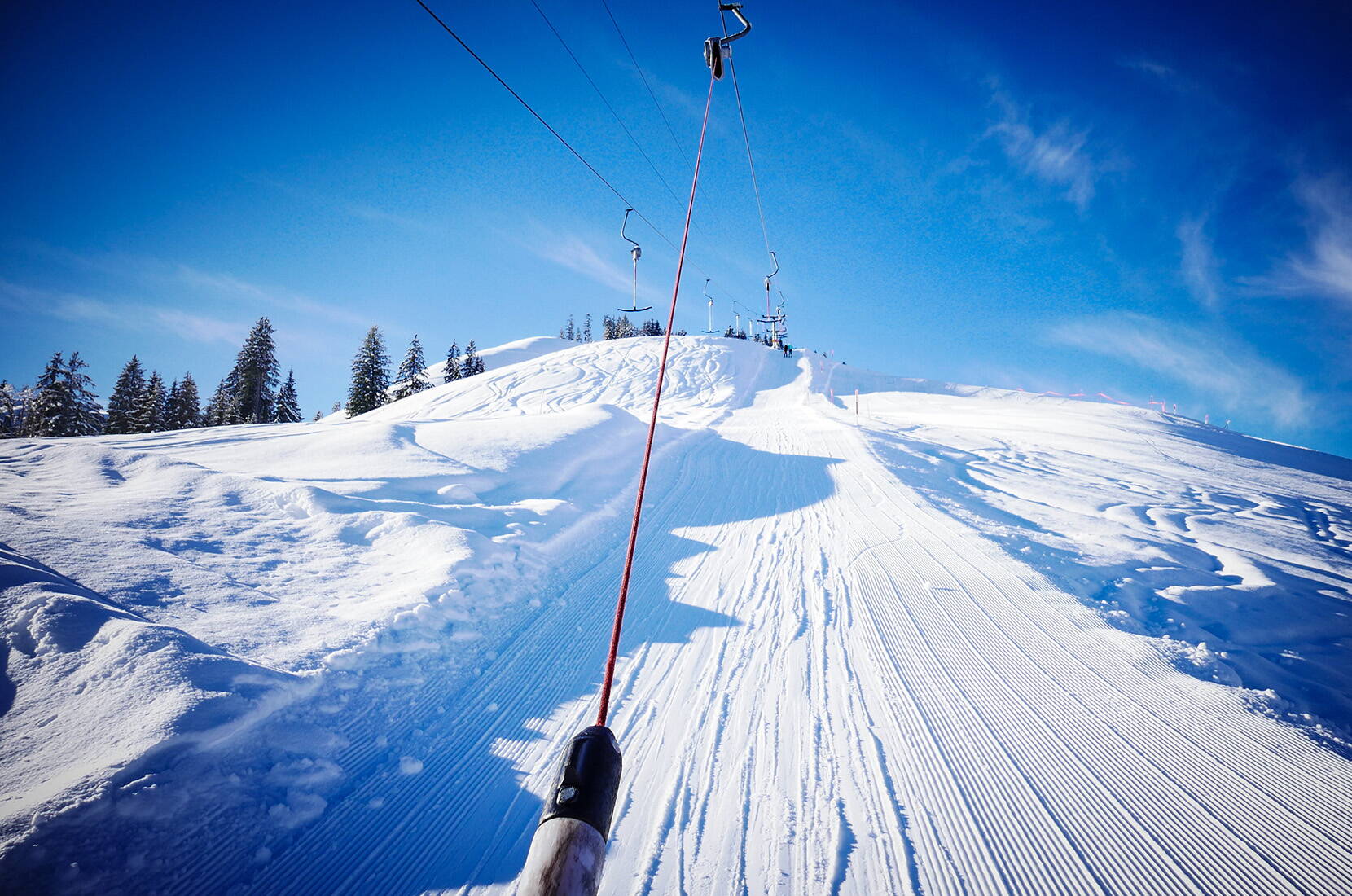 30 % de réduction sur le package familial du Rossberg à Oberwil dans le Simmental. Carte journalière de ski avec repas au restaurant Niderhornblick. Pour une journée de ski inoubliable, conviviale et familiale dans l'espace de détente du Simmental, il suffit de télécharger le bon et d'en profiter. Le plaisir du ski à l'état pur.