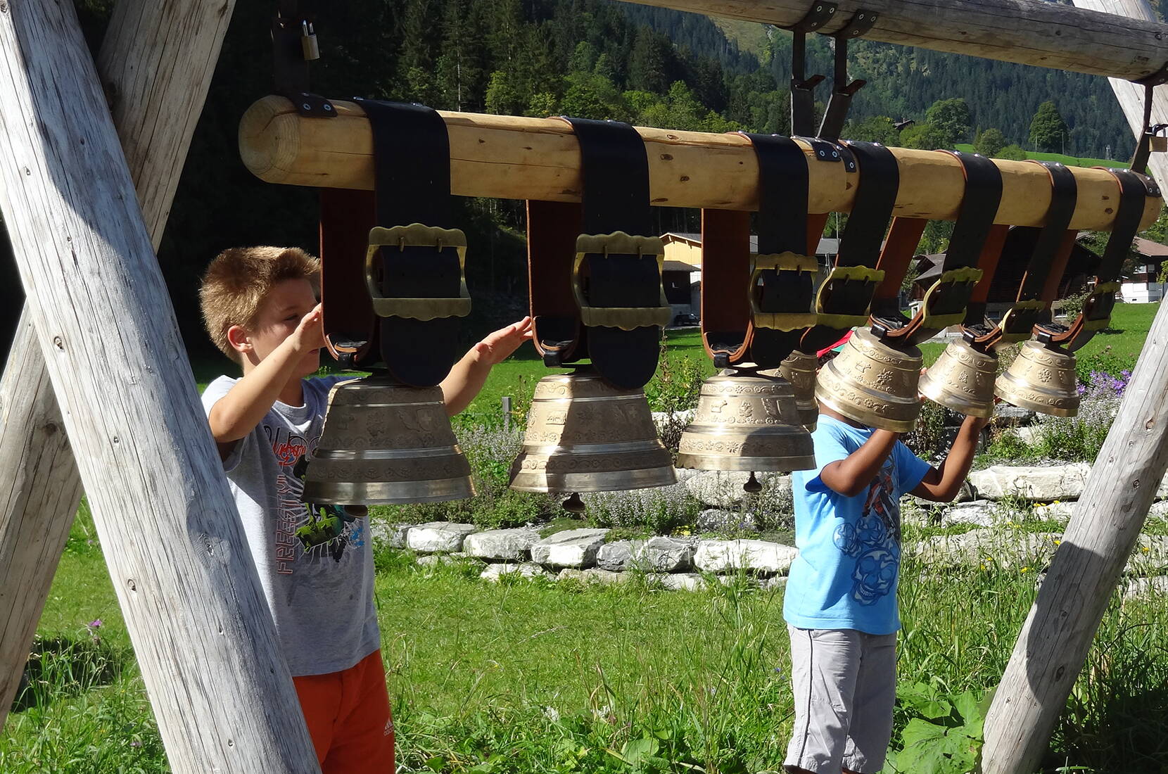 Familienausflug AlpKultur Spielplatz Lenkerseeli. Mit Seil-Hängebrücke, Wassertisch, Rutschbahnen, Sinnespfad, Heckenlabyrinth, Klettermikado, Rollstuhlwippe, Spielmobil, Spiel-Modellseilbahn, Glockenspiel, spannenden Kriechröhren und Schaukeln lassen sich abwechslungsreiche Stunden im Freien verbringen.
