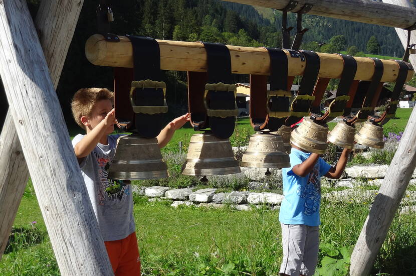 Zoom: Familienausflug AlpKultur Spielplatz Lenkerseeli. Mit Seil-Hängebrücke, Wassertisch, Rutschbahnen, Sinnespfad, Heckenlabyrinth, Klettermikado, Rollstuhlwippe, Spielmobil, Spiel-Modellseilbahn, Glockenspiel, spannenden Kriechröhren und Schaukeln lassen sich abwechslungsreiche Stunden im Freien verbringen.
