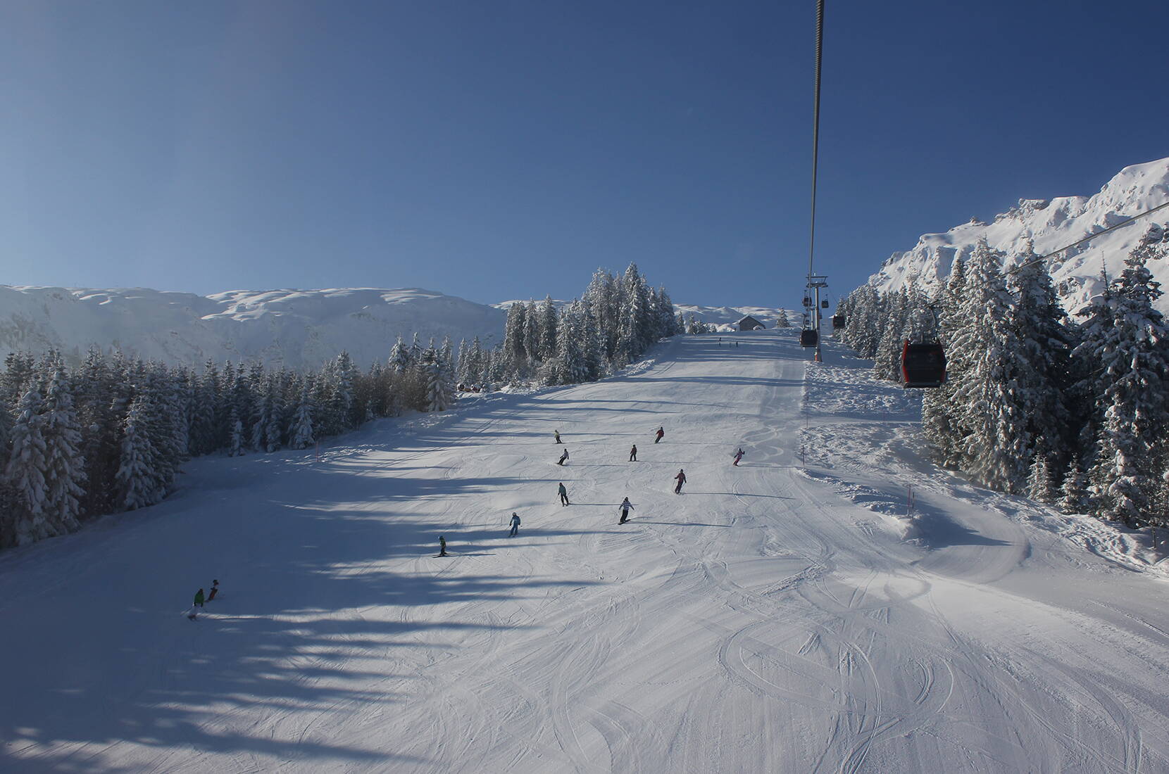 Familienausflug Wintersport Pizol. Rund um den Gipfel eröffnet sich eine einzigartige Naturlandschaft mit atemberaubender Panoramasicht über die Alpen der Ostschweiz und des Vorarlbergs bis über den Bodensee.