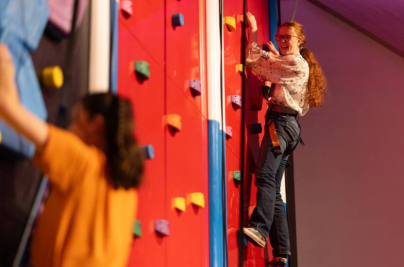 Zoom: Parete di arrampicata indoor all’ArboPark con diversi livelli di difficoltà