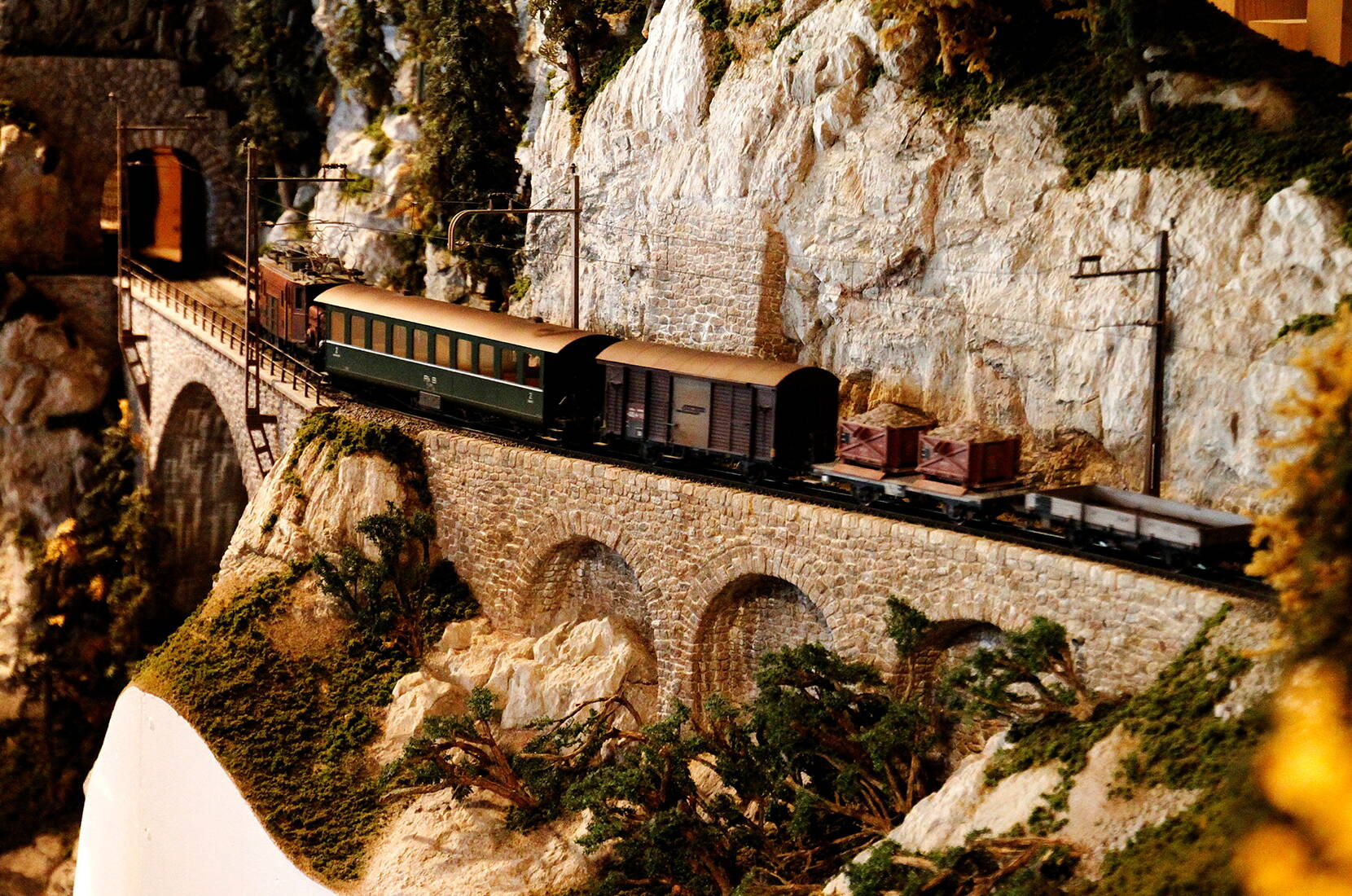 Familienausflug Bahnmuseum Albula. Auf 1'300 m2 Ausstellungsfläche wandelt der Besucher durch Täler und Tunnel, erfährt Wissenswertes zu den Pioniertaten rund um den Bau der Strecke und wird mittels Lichtinszenierungen, historischen Filmen und Fotos in die Vergangenheit entführt.