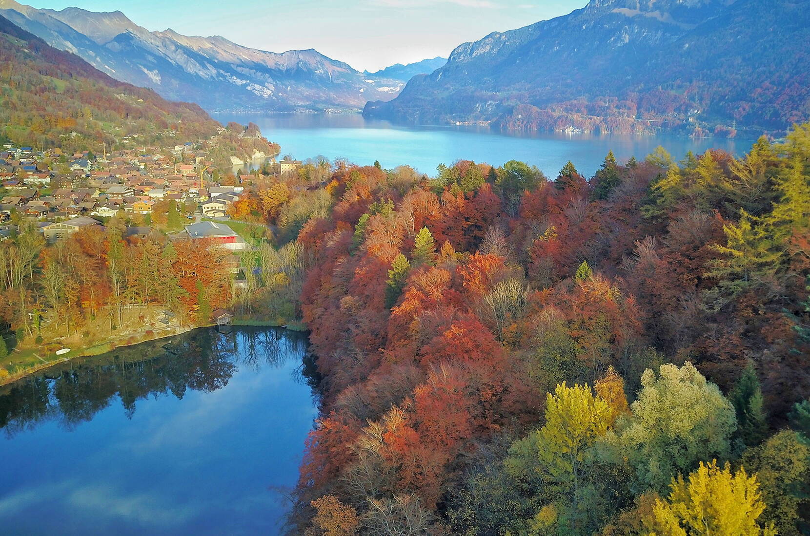 Familienausflug Naturstandbad Burgseeli Ringgenberg Goldswil. Das Moorgewässer mit hohen Wassertemperaturen macht das Baden zur Wonne