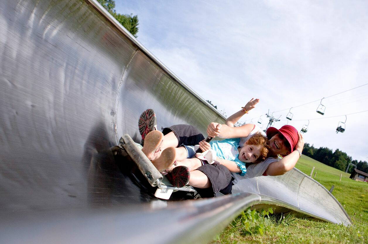 Buts d'excursion en Suisse orientale – Excursion en famille à Atzmännig. Fais l'expérience des loisirs à l'état pur! Ici, tu trouveras tout – parc d'attractions, parc à cordes ou piste de luge, tous les besoins sont satisfaits. Sensations fortes et détente pour petits et grands! Pas ouvert toute l'année. Tu trouveras les heures d'ouverture sur la page d'accueil.