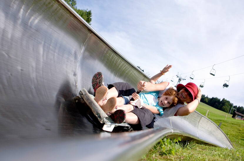 Zoom: Buts d'excursion en Suisse orientale – Excursion en famille à Atzmännig. Fais l'expérience des loisirs à l'état pur! Ici, tu trouveras tout – parc d'attractions, parc à cordes ou piste de luge, tous les besoins sont satisfaits. Sensations fortes et détente pour petits et grands! Pas ouvert toute l'année. Tu trouveras les heures d'ouverture sur la page d'accueil.