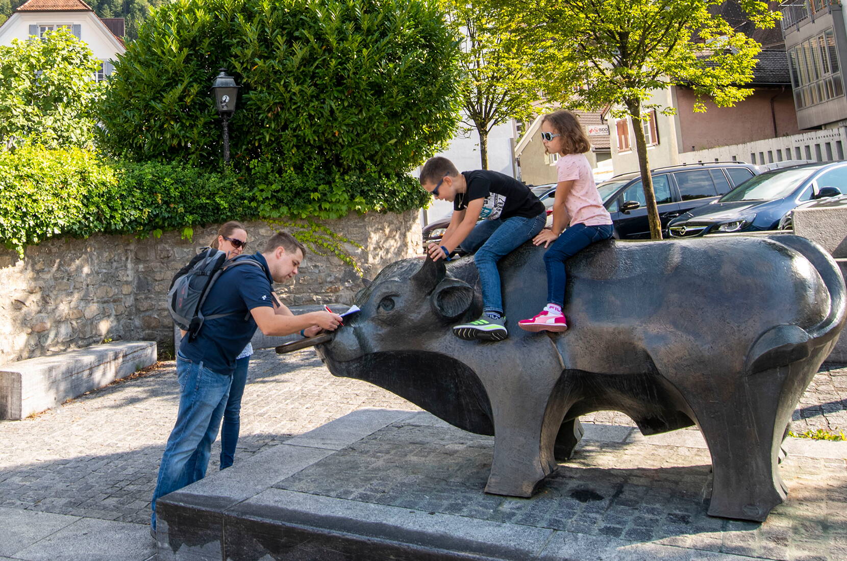 Enfants découvrent indices sculpture Stierli lors chasse Walterli Altdorf