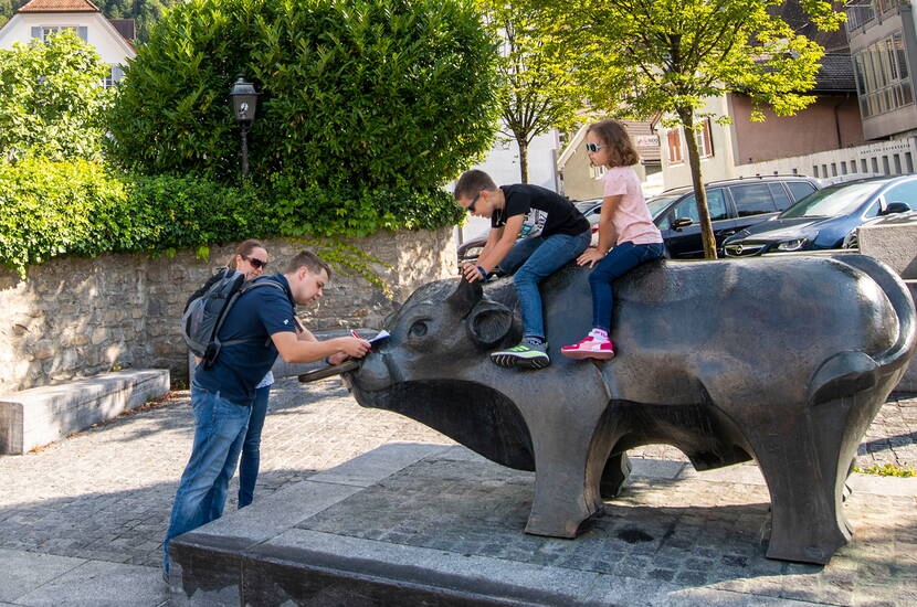 Bambini scoprono indizi scultura Stierli durante caccia Walterli Altdorf