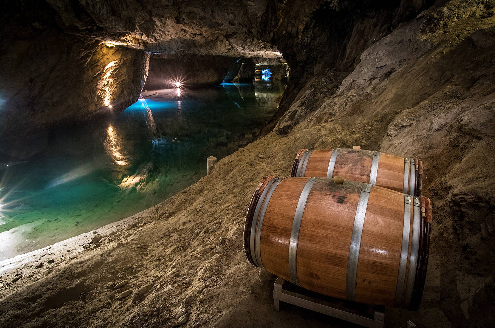 Familienausflug lac souterrain St. Léonard. In der Schweiz, im Herzen des Wallis, zwischen Sion und Sierre, befindet sich der grösste natürliche unterirdische See Europas.
