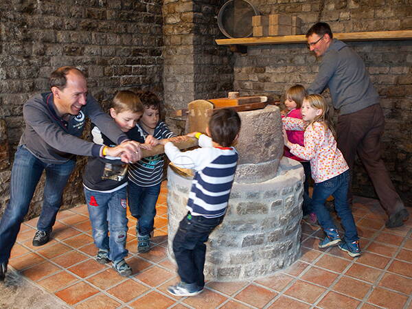 Zoom: La destination idéale pour les familles – Qu’il s’agisse de faire du pain ou de la poterie, de participer à une fouille archéologique ou de visiter le musée romain: les familles sont particulièrement les bienvenues ici et nous offrons de nombreuses occasions de vivre quelque chose ensemble au milieu des monuments antiques!