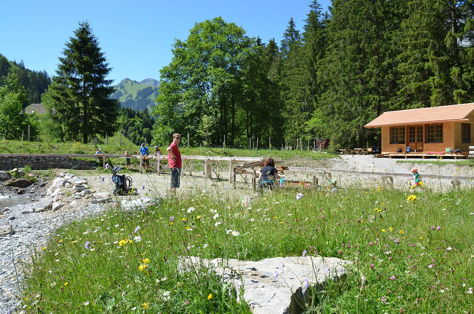 Excursion familiale à l'aire de jeux aquatiques «Gwunderwasser» de Diemtigen. Les enfants peuvent y découvrir la dynamique naturelle des eaux, détourner des ruisseaux, les retenir et les libérer.