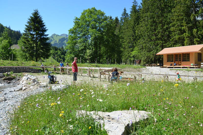 Zoom: Escursione per famiglie al parco giochi acquatico «Gwunderwasser» di Diemtigen. Qui i bambini possono sperimentare le dinamiche naturali dell'acqua, deviando i corsi d'acqua, trattenendoli e rilasciandoli.