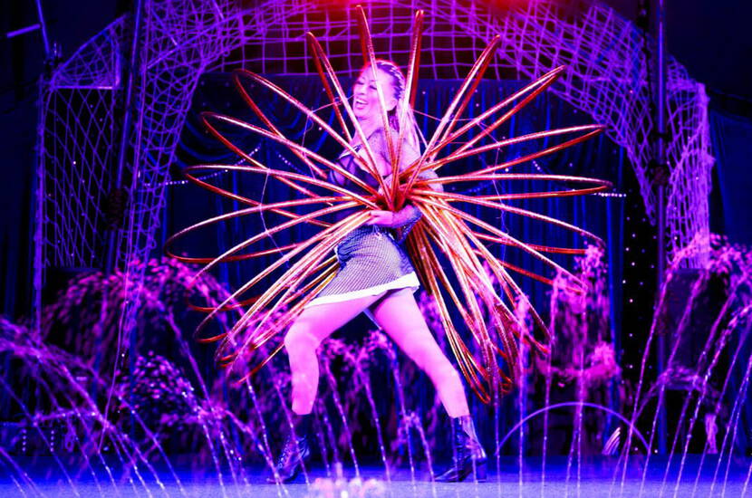 Zoom: Eine beeindruckende Live-Performance mit leuchtenden Requisiten und farbenstarkem Bühnenlicht sorgt für ein magisches Showerlebnis. Bewegung, Dynamik und Effekte verschmelzen zu einem faszinierenden Highlight.