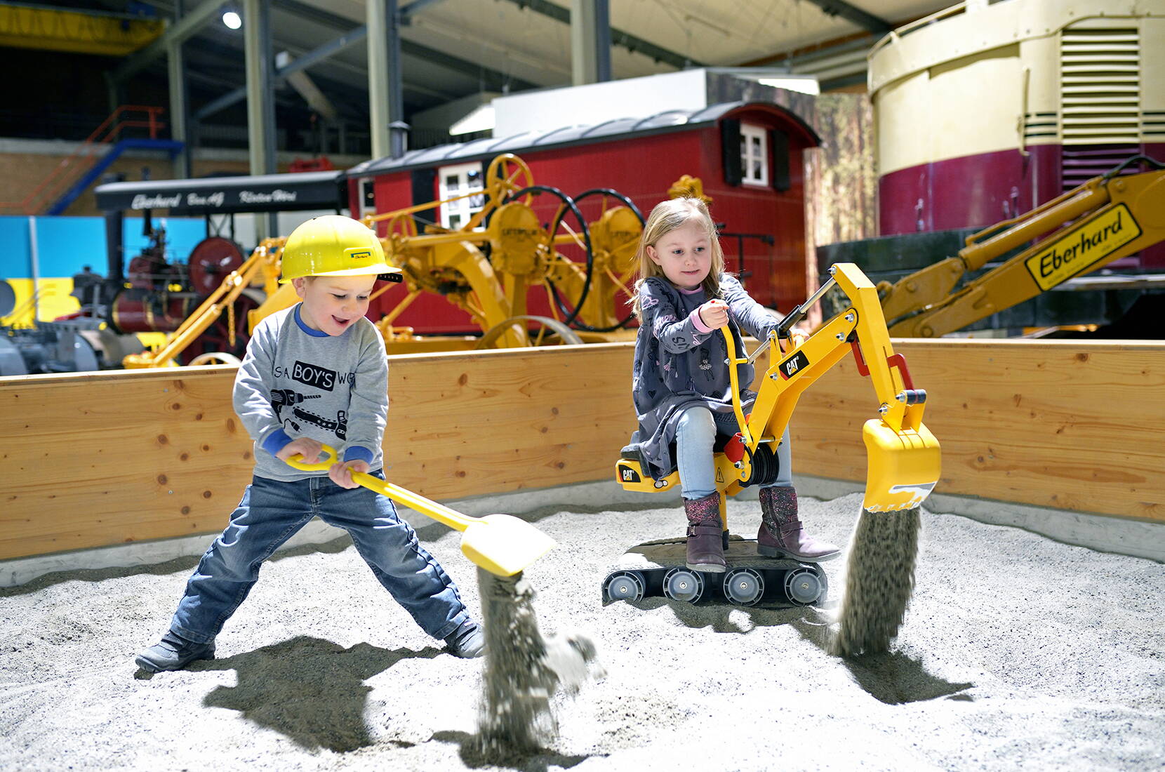 Ausflugsziele Mittelland - Familienausflug ins EBIANUM Baggermuseum. Die kleinen Besucher im Sandkasten verweilen, mit Baumaschinen im Mini-Format Baustelle spielen, verschiedene Trettraktoren, Stapler und Bobby Cars ausprobieren und in einem echten Bagger, Lastwagen, Dozer, Traktor & Trax zu sitzen