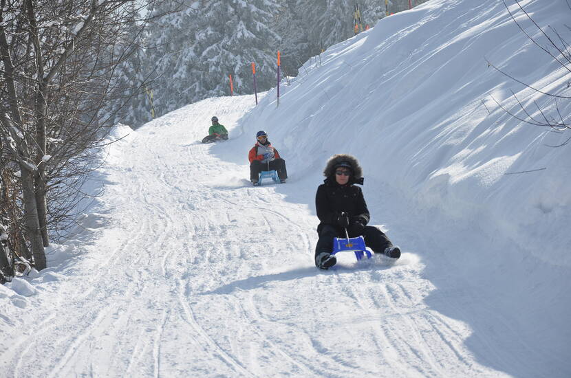 Zoom: Familienausflug Wintersport Pizol. Rund um den Gipfel eröffnet sich eine einzigartige Naturlandschaft mit atemberaubender Panoramasicht über die Alpen der Ostschweiz und des Vorarlbergs bis über den Bodensee.