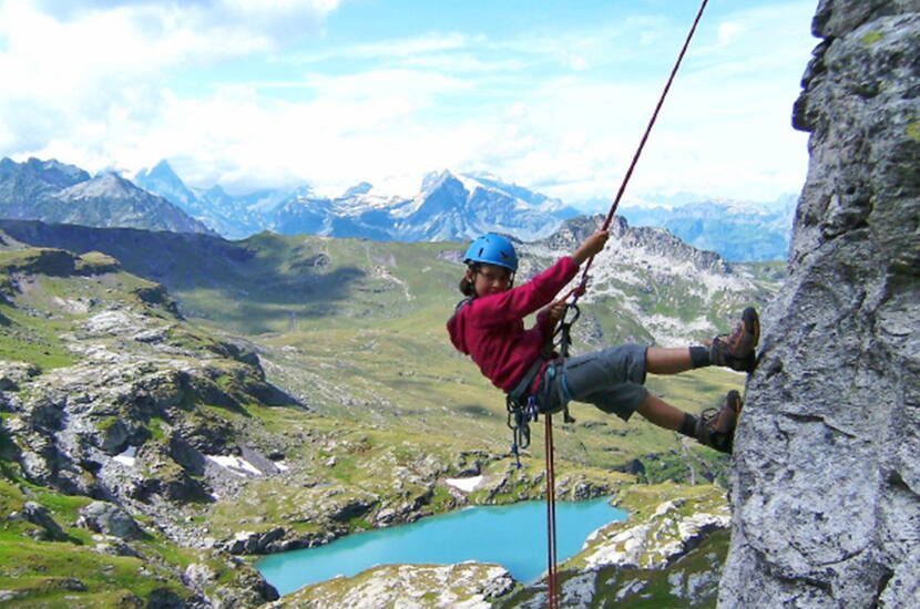 Zoom: Ausflugsziele Ostschweiz - Familienausflug Leglerhütte. Die Laufzeit ab der Mettmeralp beträgt rund 2 1/2 Stunden. Nach einer einfachen und gemütlichen Wanderung präsentiert sich dir eine unberührte Naturlandschaft mit klaren Bergseen, Aussicht auf 192 Bergwipfel und eine gemütliche, moderne Bergunterkunft.