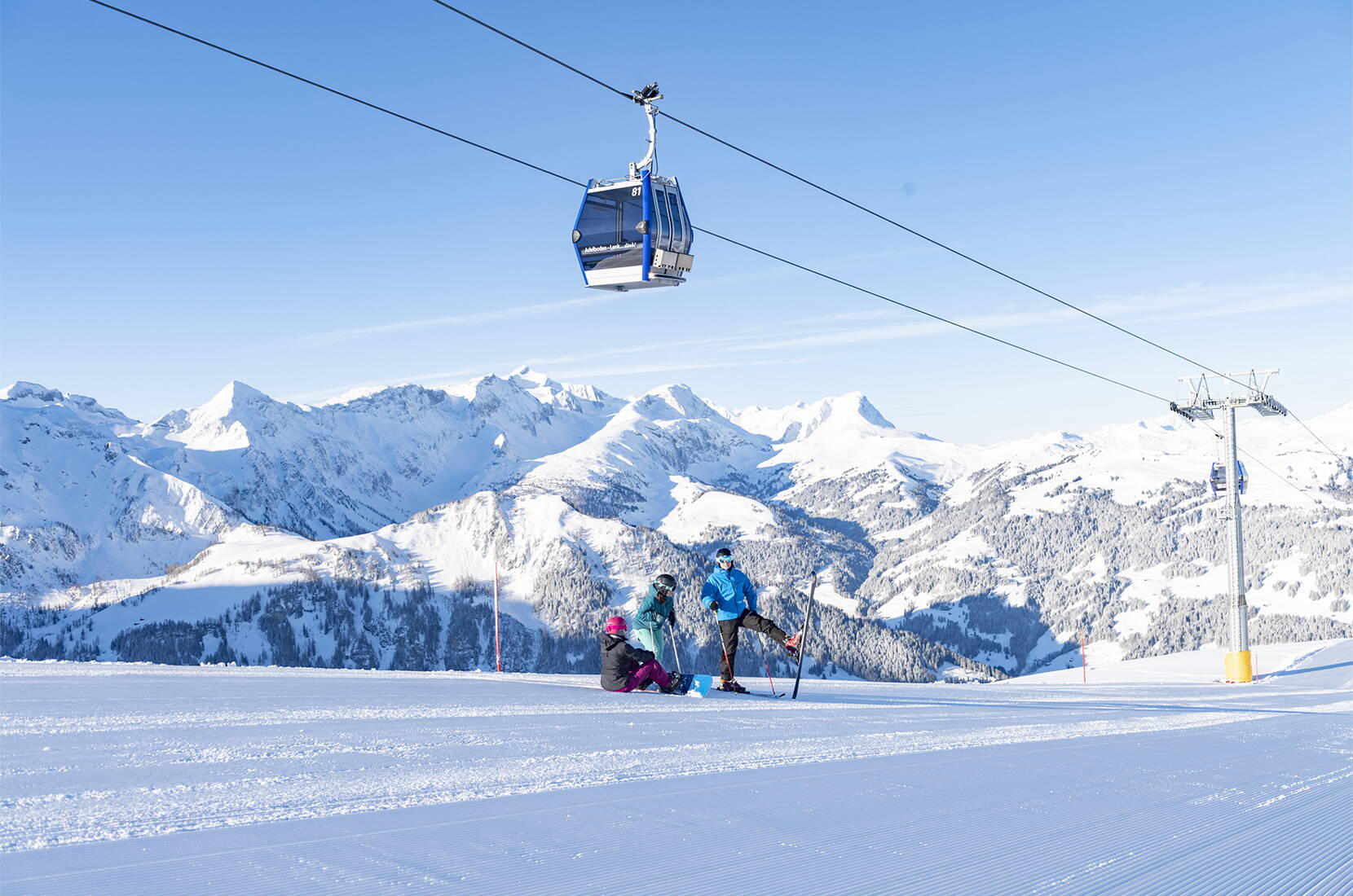 Escursione per famiglie Adelboden-Lenk. Il comprensorio sciistico di Adelboden-Lenk è una delle aree sciistiche e di snowboard più interessanti della Svizzera. Le numerose e curate locande di montagna, i caratteristici rifugi o i bar sulla neve alla moda offrono fascino e ospitalità.