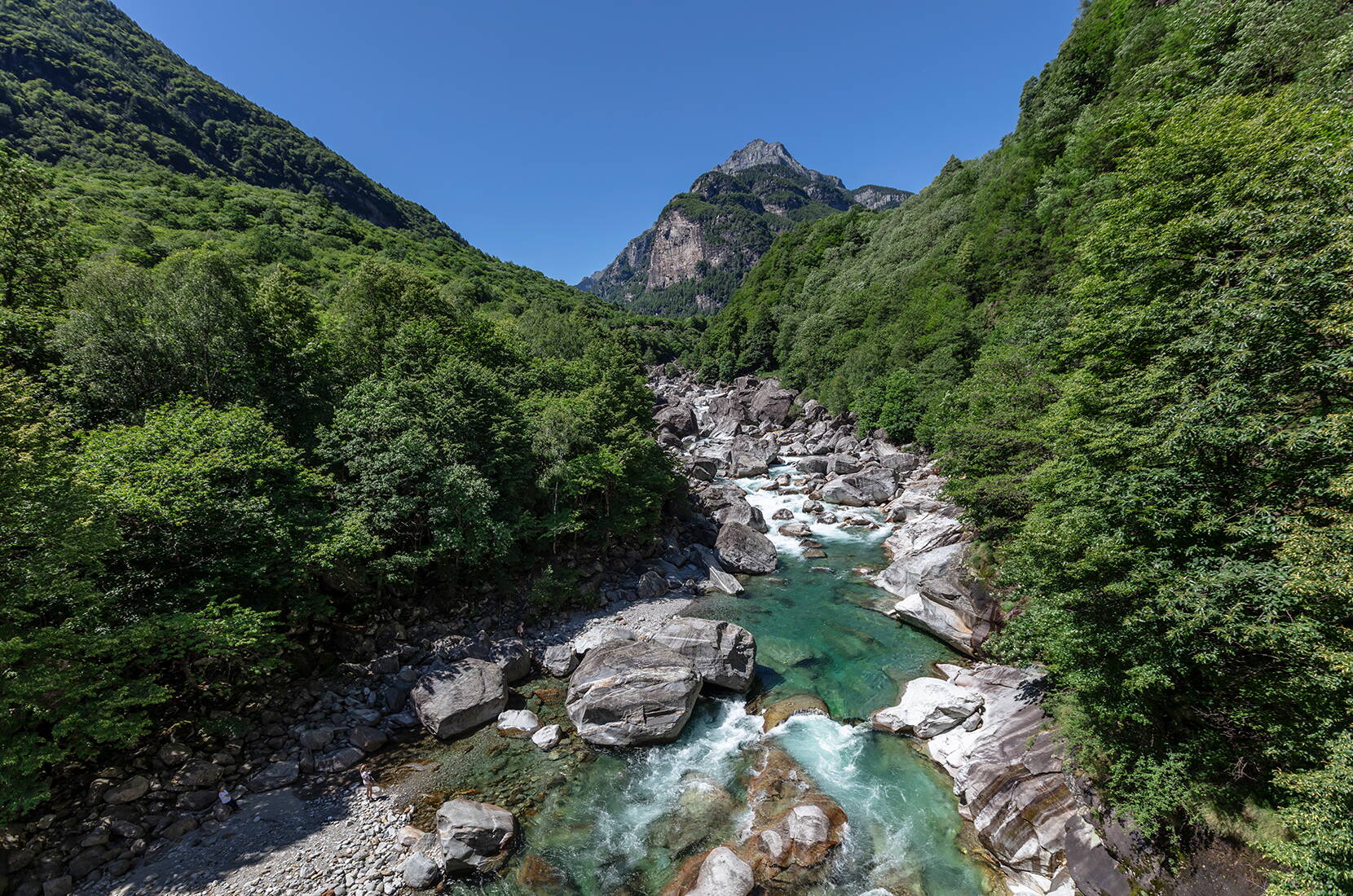 Excursion en famille Sentierone Verzasca. Une des plus belles randonnées du Tessin, le long de la Verzasca qui traverse toute la vallée jusqu'à Sonogno.