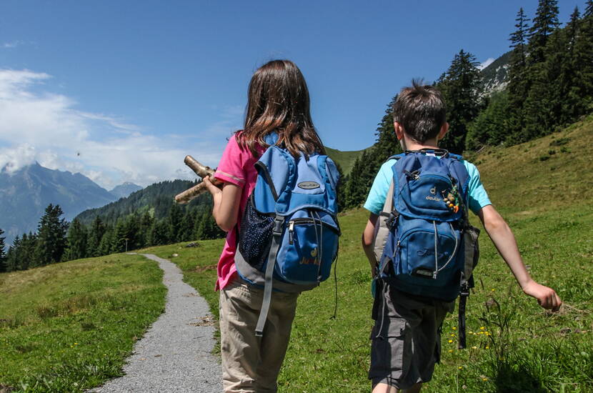 Zoom: Familienausflug Munggeweg. Spielen, turnen, tasten, barfuss laufen, balancieren: Der Munggeweg in Amden oberhalb des Walensees bereitet Kindern nicht nur viel Spass, sondern fördert auch Kompetenzen und vermittelt Wissen. Bei der Bergstation des Mattstock-Sesselliftes nimmt das Murmeltier Amdo die Kinder in Empfang.