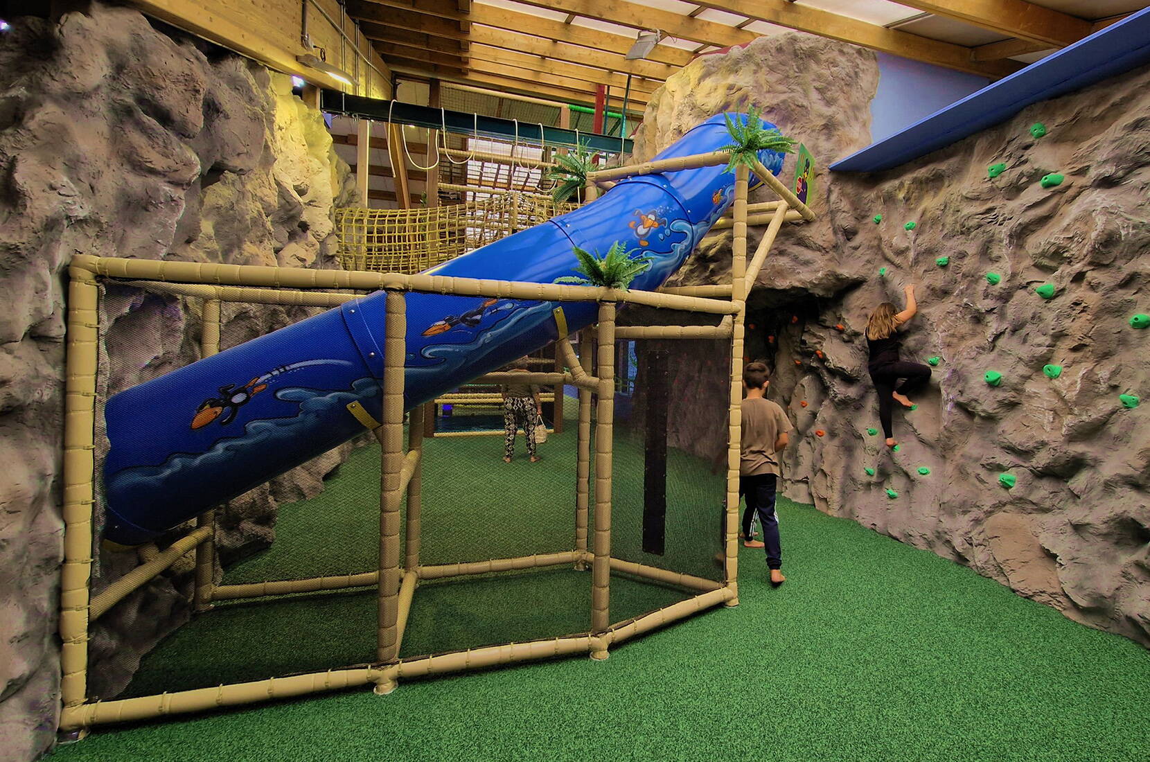 Il BEO Funpark offre divertimento e azione per tutte le età. Tutte le attrezzature del parco giochi possono essere utilizzate anche dai bambini più grandi e dagli adulti che li accompagnano. Scaricate subito il buono sconto ed esplorate il vulcano da arrampicata, lo scivolo gigante, i vari castelli gonfiabili e molto altro ancora.