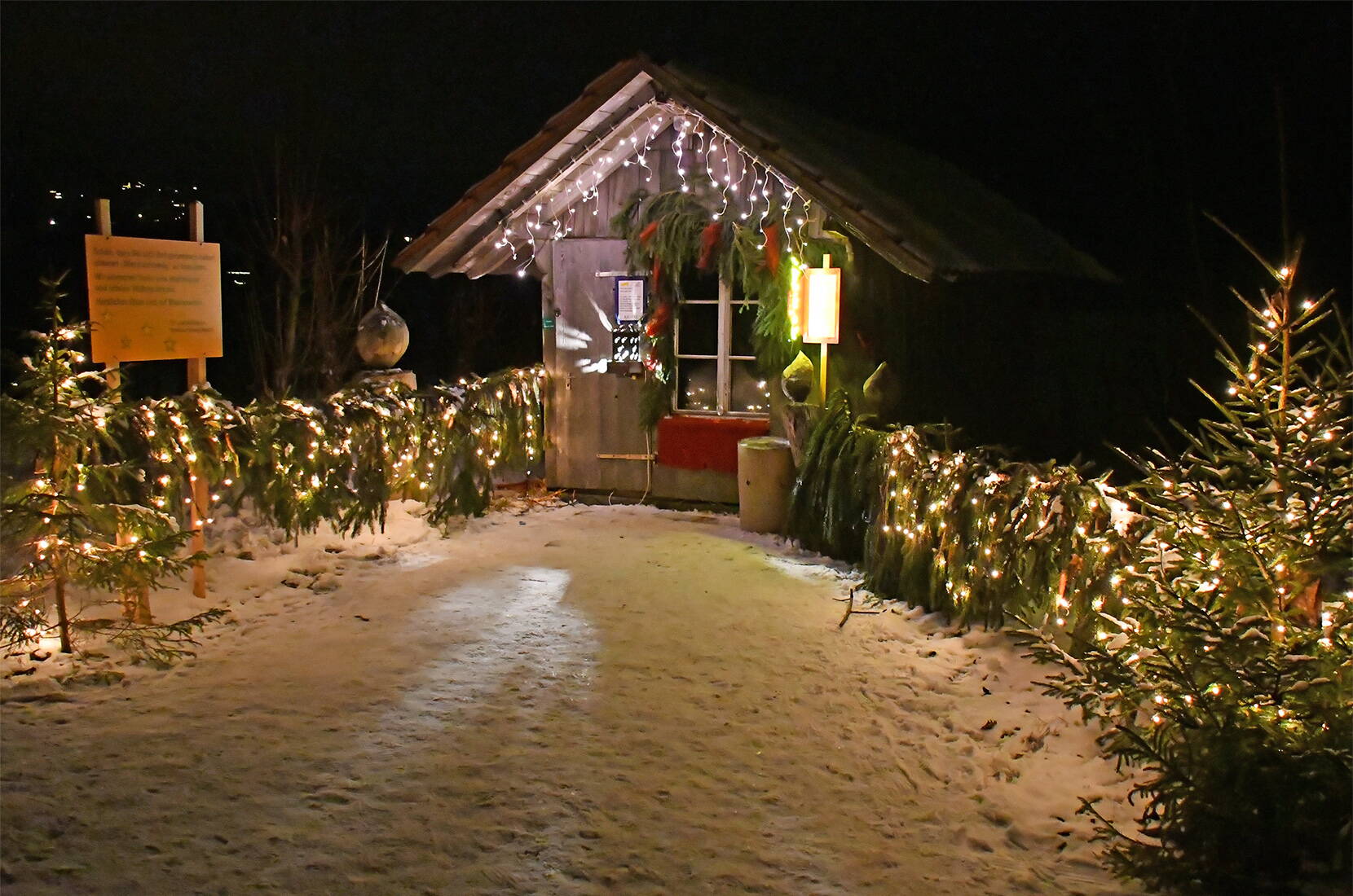 Familienausflug Wiehnachtswäg Aeschi. In sechs Bildern erzählt der Weihnachtsweg die Weihnachtsgeschichte. Um den Rundweg zu begehen, benötigt ihr ungefähr eine Stunde Zeit.