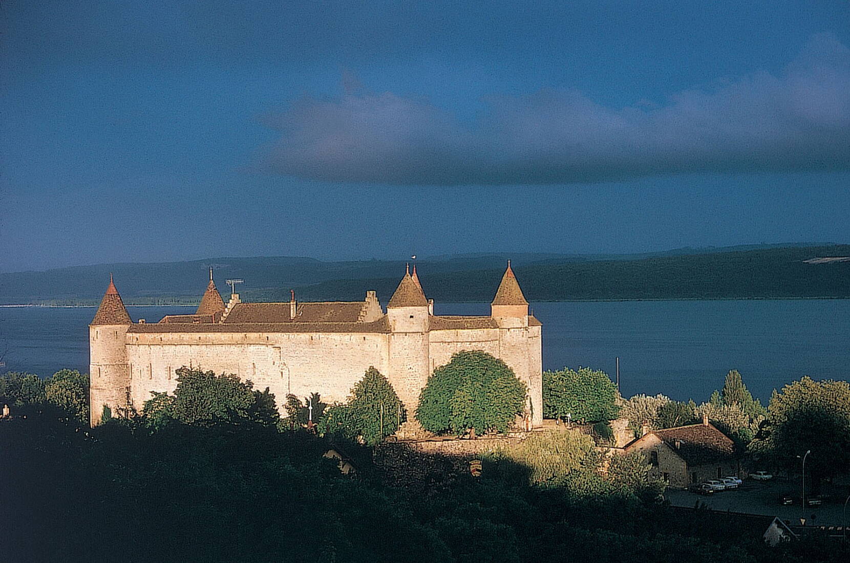 Familienausflug Château Grandson. Hoch über dem Neuenburgersee beherbergt diese alte Festung Waffen und Rüstungen, Schlossmodellen und Schlachten sowie ein historisches Museum über die Burgunderkriege.