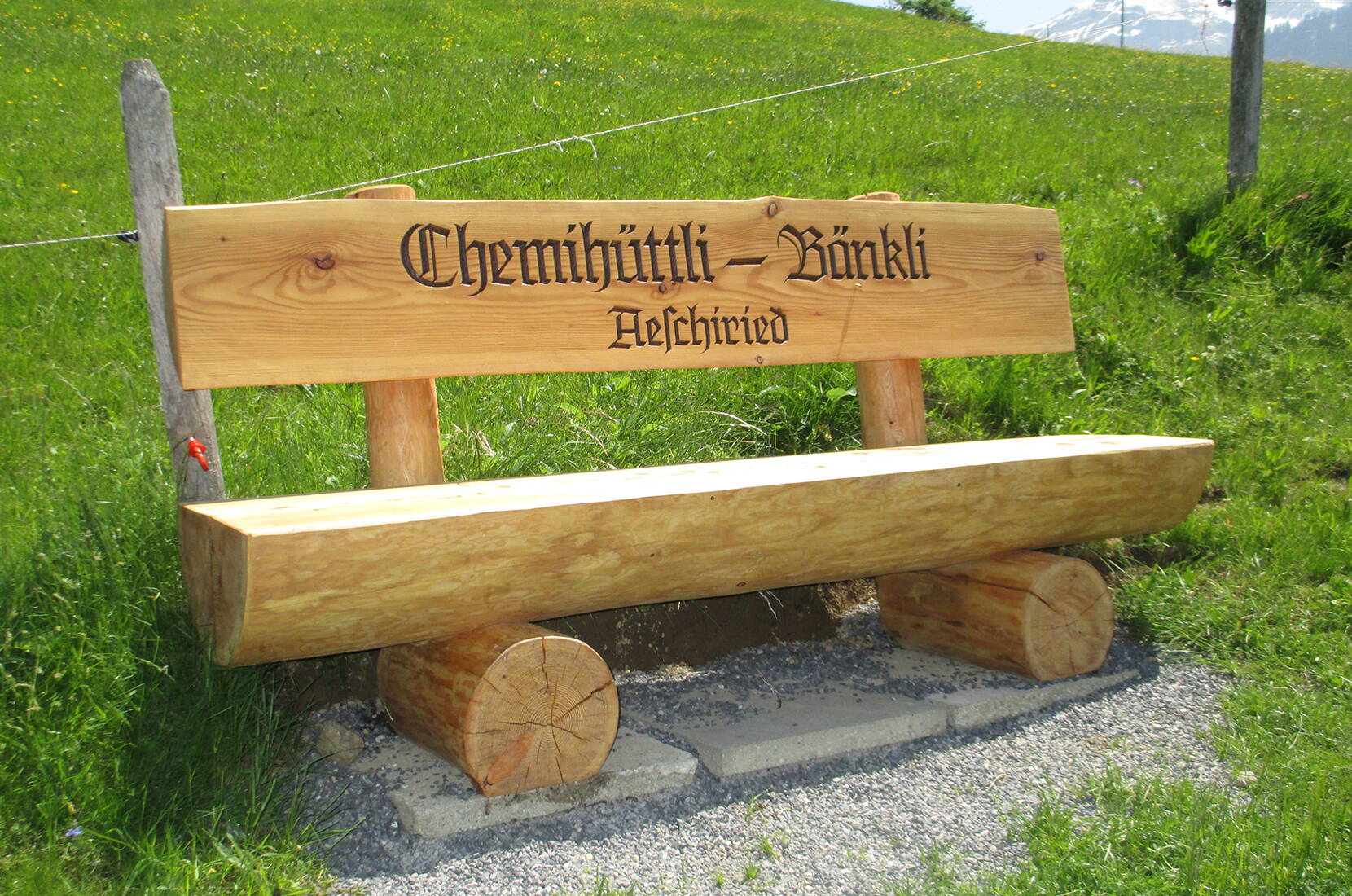 Gita in famiglia – Il sentiero circolare del Bänkli è stato inaugurato qualche anno fa. Questo sentiero, con viste mutevoli sul lago e sulle montagne, conduce lungo panchine dall'aspetto particolare al più bel Bänkli dell'Oberland bernese.