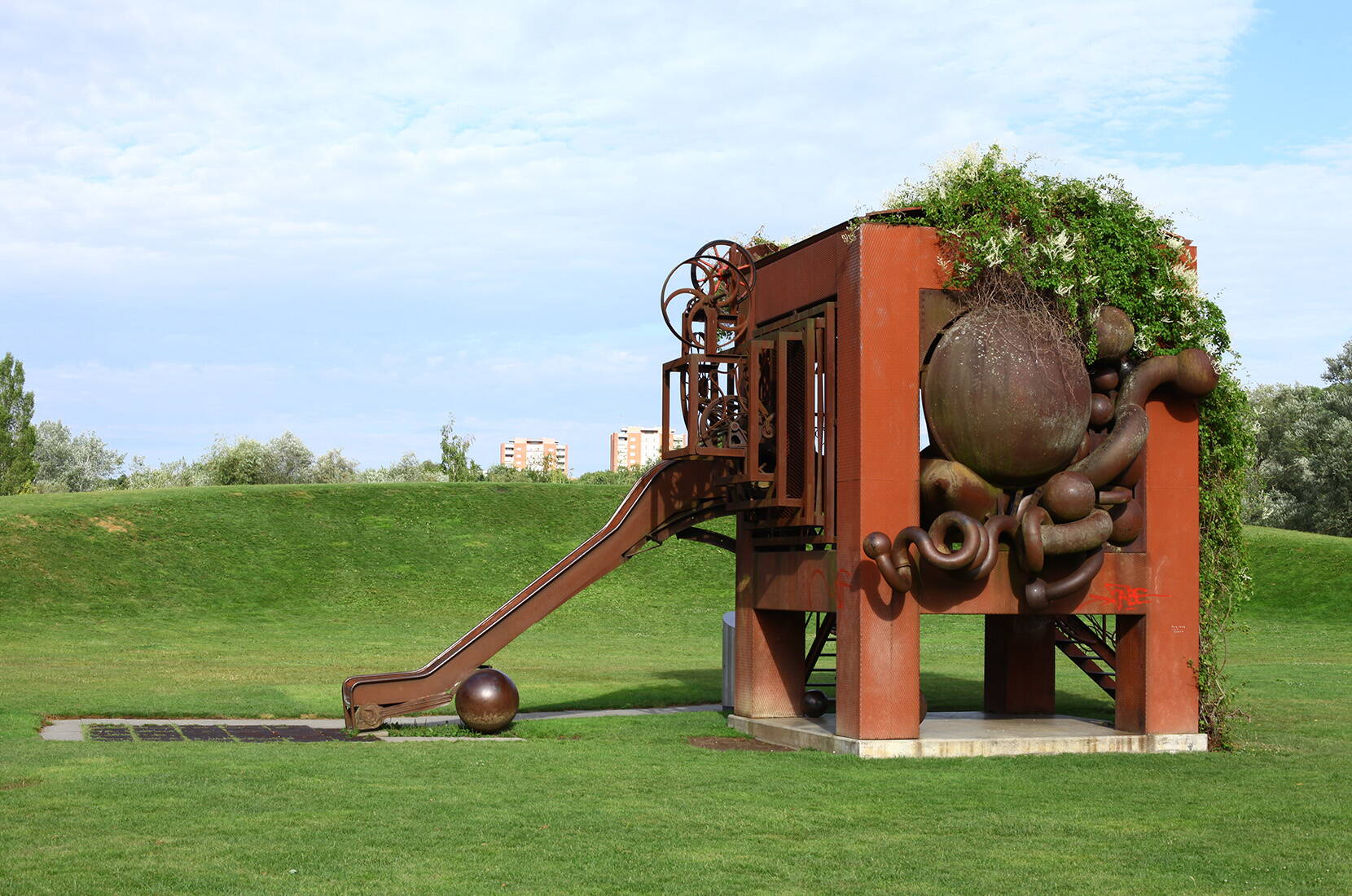 Le «Park im Grünen» offre à tous les visiteurs ce qui leur convient. Des animaux, des plantes, des sculptures, un minigolf, un carrousel ainsi qu'une grande aire de jeux pour les enfants.