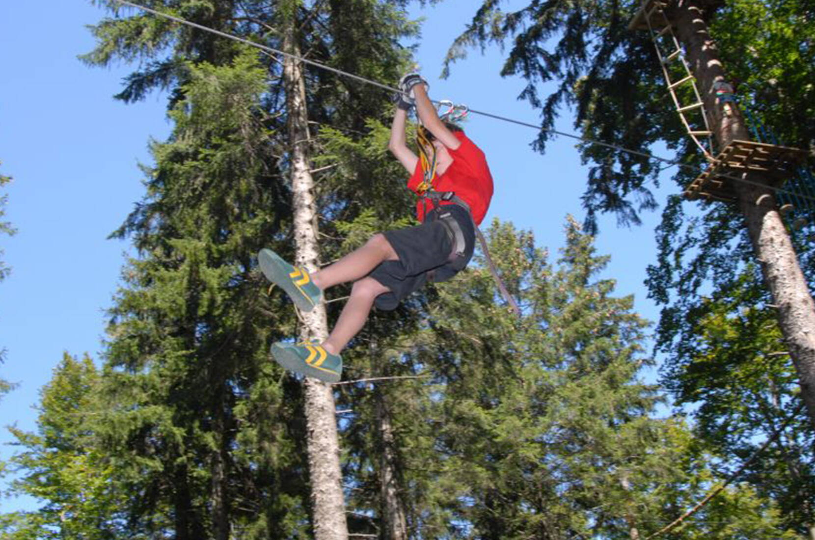 20% Rabatt auf den Eintritt im Seilpark Balmberg. Jetzt den Gutschein herunterladen und profitieren. 230 Klettererinnen und Kletterer finden hier gleichzeitig Platz und erklimmen eine Höhe von bis zu 20 Metern. Dank einem speziellen Sicherungssystem können Kinder ab 4 Jahren mitmachen. 