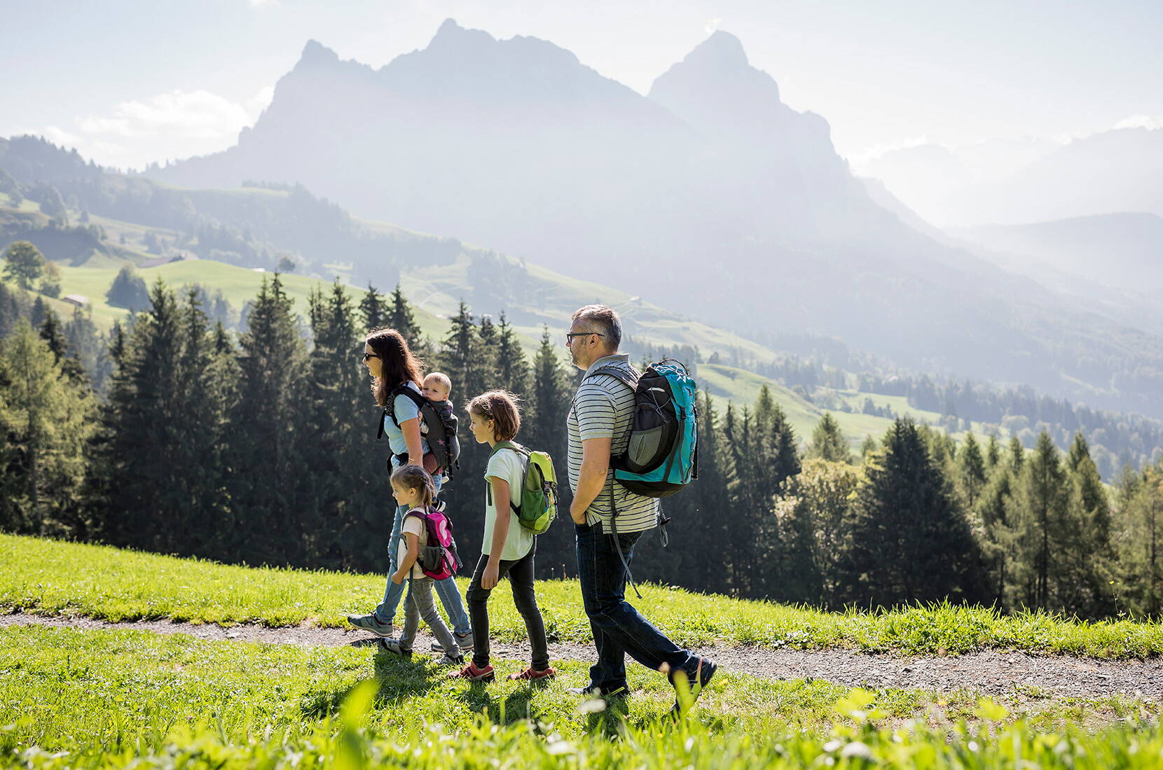 Es erwarten euch eine Hüpfburganlage, kurvige Sommerrodelbahn, flotte Tubinganlage, Hängebrücke und diverse Rundwanderwege. Das RUNDum tolle Sommererlebnis!