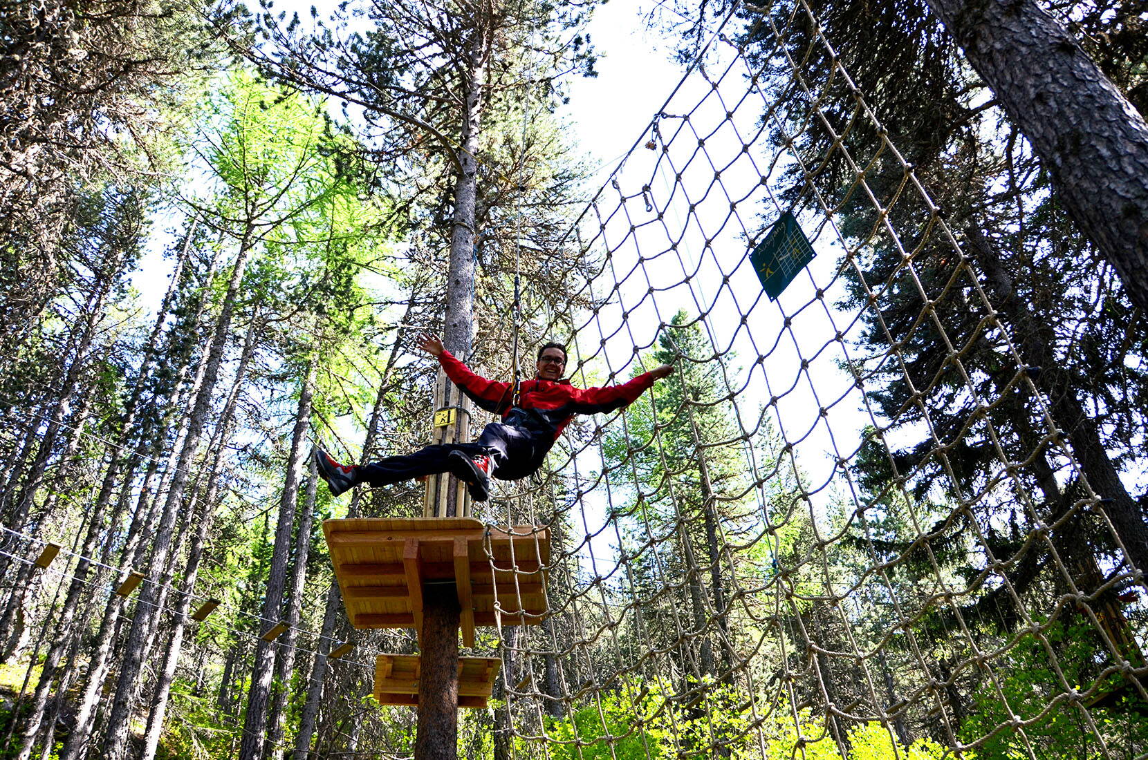 Im Kletterpark hangelt man sich von Baum zu Baum und überwindet verschiedene Hindernisse in den Baumwipfeln.