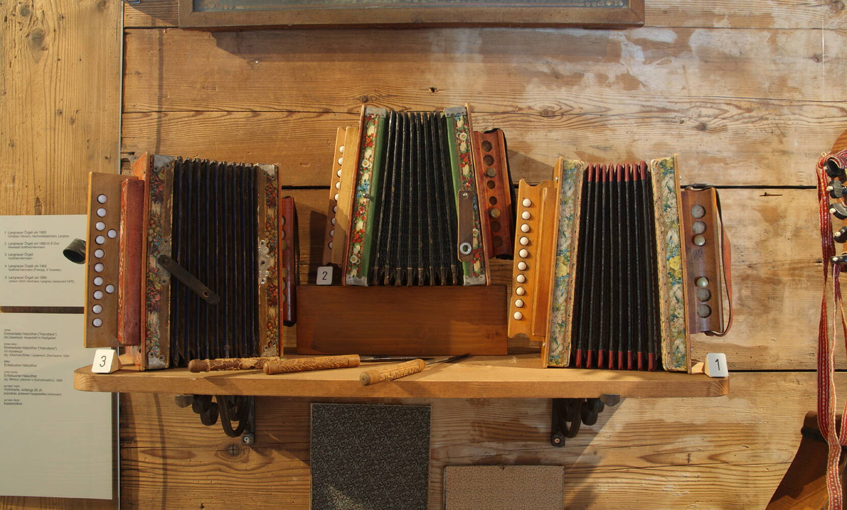 Excursion en famille au musée régional «Chüechlihus» à Langnau. La collection est extraordinairement variée, plus de 20 thèmes sont présentés dans 26 salles. Le Chüechlihus est ainsi le plus grand musée de Suisse avec une collection d'histoire locale. 