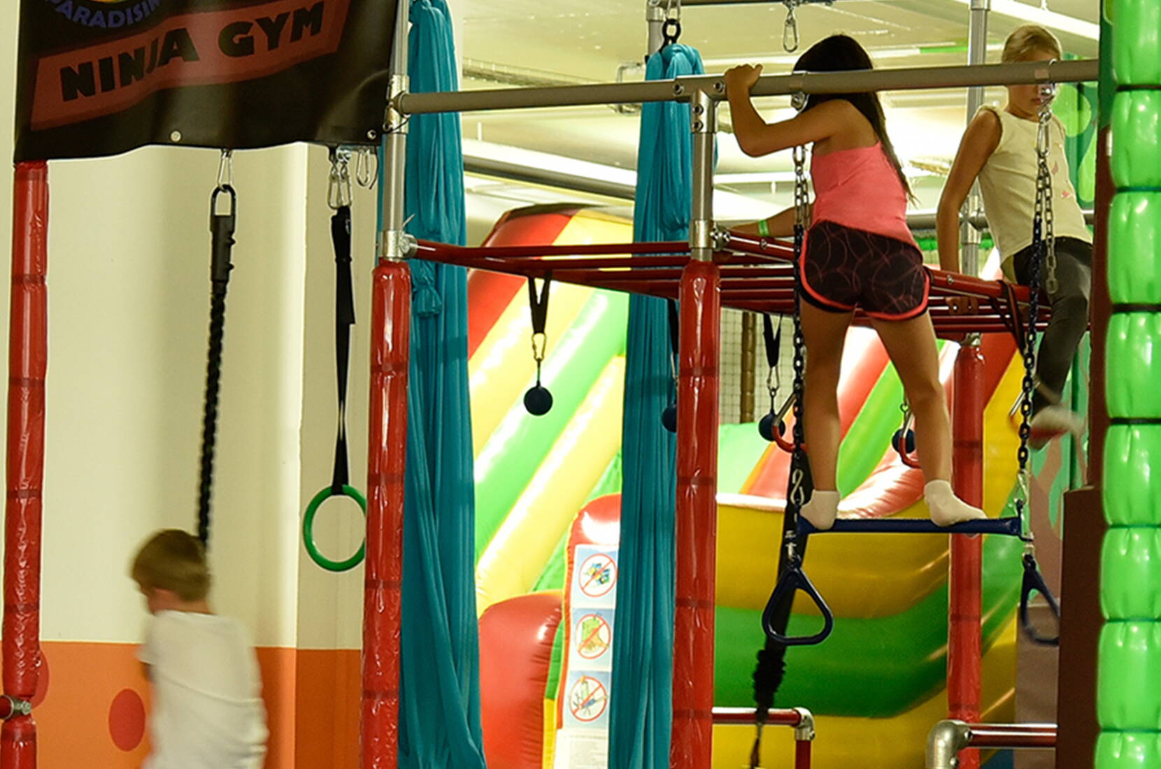 Excursion en famille à l'aire de jeux couverte Paradisimo & Café. Les enfants ne sont pas les seuls à s'amuser avec la très populaire danse de la piñata d'anniversaire, les trampolines, les toboggans et les nombreux autres jeux. Les parents apprécient également le délicieux café Barista et les gâteaux faits maison dans le lounge.