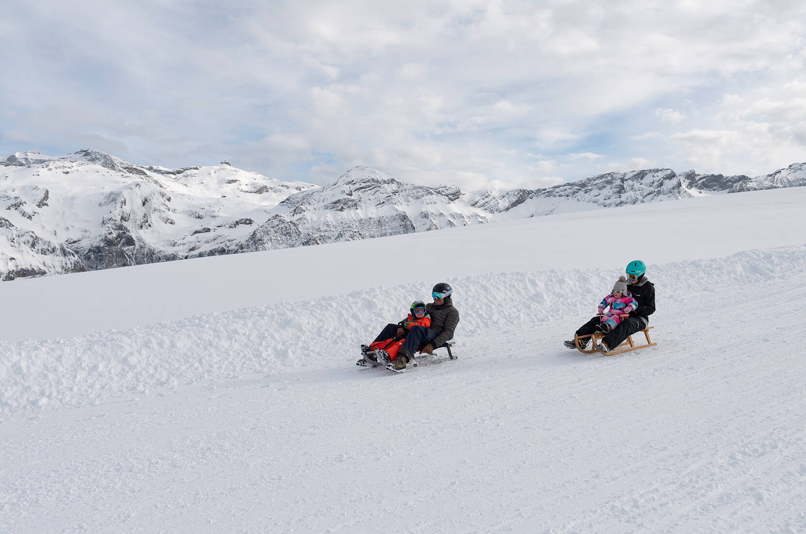 Gita in famiglia sulle piste da slittino del Betelberg Lenk. Che siano veloci o tranquille, le tre piste per slittini sul Betelberg promettono divertimento e nevicate. Le piste da slittino sono ideali come alternativa allo sci, come programma in caso di maltempo o semplicemente come gita in famiglia.