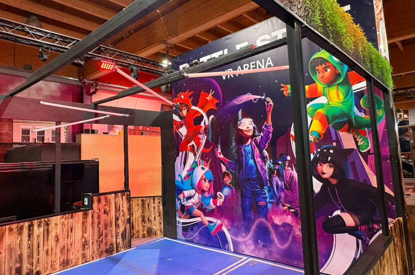 Zoom: L’arène de réalité virtuelle du Flipped Funpark Singen combine mouvement réel et univers numériques pour une expérience indoor immersive.