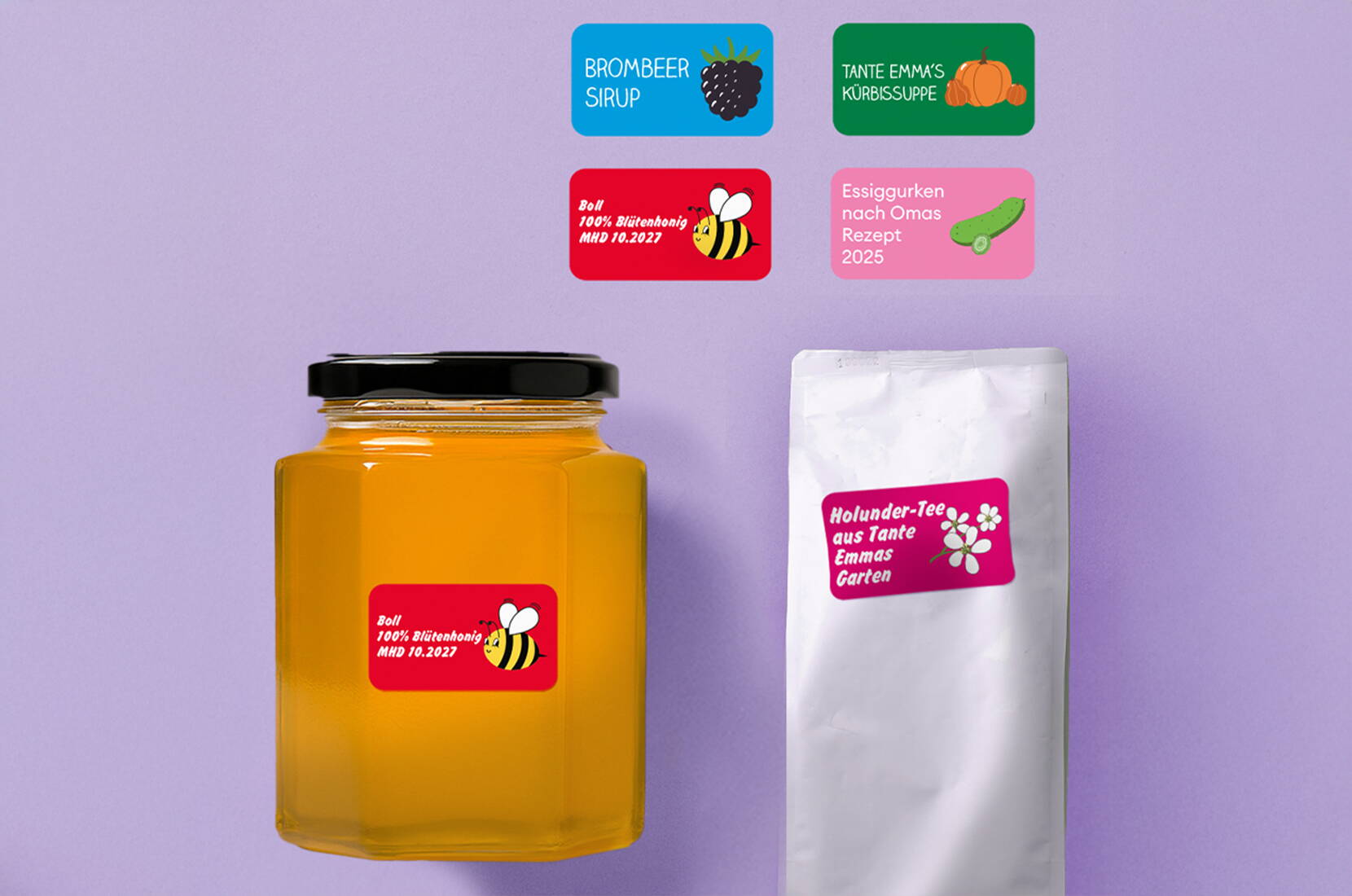 Etichette rettangolari personalizzate applicate su un vasetto di miele e una confezione di tè – perfette per specialità fatte in casa e prodotti artigianali.