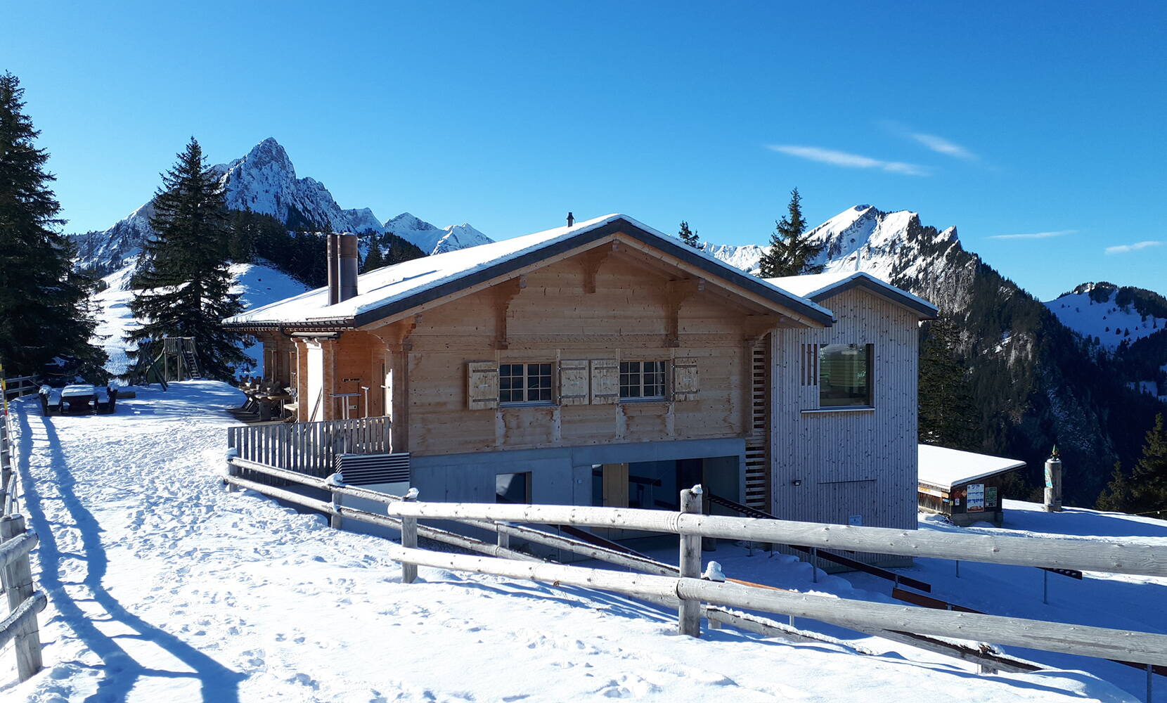 Familienausflug Kaisereggbahnen Schwarzsee. DIE Winterdestination in den Freiburger Alpen! Gross und Klein gelangen bequem nach Schwarzsee, wo direkt beim Parkplatz Gypsera die Sesselbahn ins Skigebiet führt.