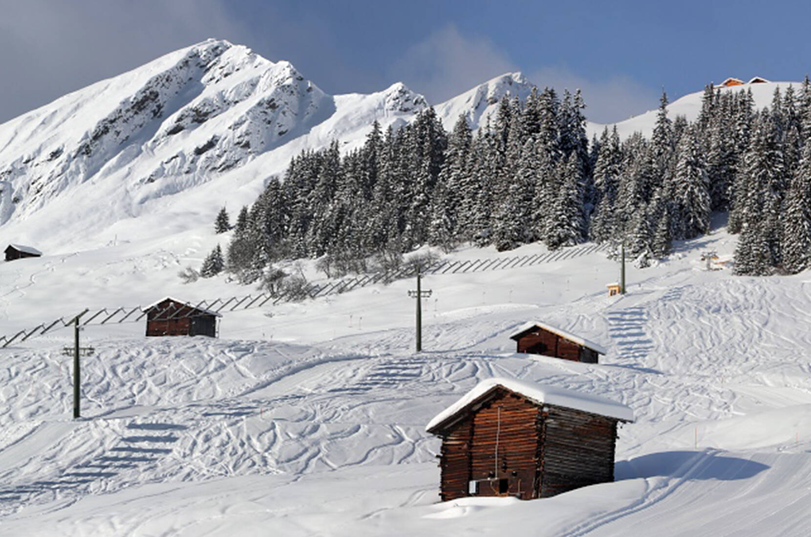 Umweltfreundlich Skifahren in den Bündner Safiental. Da der Skilift sogar mehr Strom produziert als er für den eigenen Antrieb benötigt, wird der zusätzliche Solarstrom ins Netz eingespiesen.