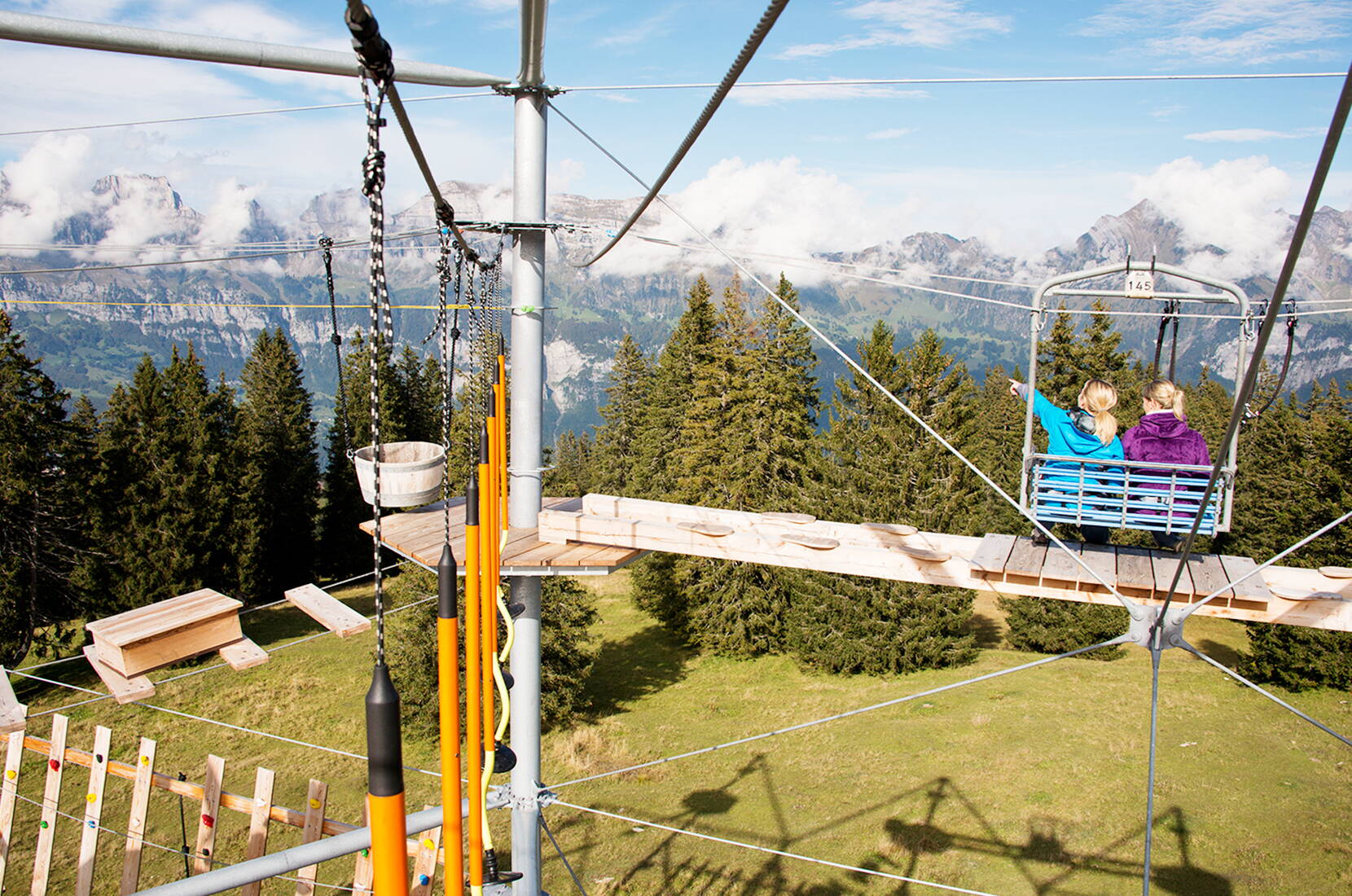 Familienausflug CLiiMBER Flumserberg. 100 Kletterstationen auf 3 Etagen im kristallförmigen Turm und auf jeder Etage 30 verschiedene Kletterstationen in unterschiedlichem Schwierigkeitsgrad. Auch für Kinder ab 4 Jahren.