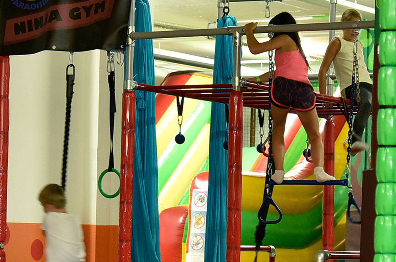 50% Rabatt auf den Eintrittspreisen im Indoorspielplatz Paradisimo. Lade dir jetzt deinen Rabattgutschein herunter. Das Paradisimo bietet den Eltern die Möglichkeit, im 100 Sitzplatz umfassenden Loungebereich entspannt den Überblick zu behalten.