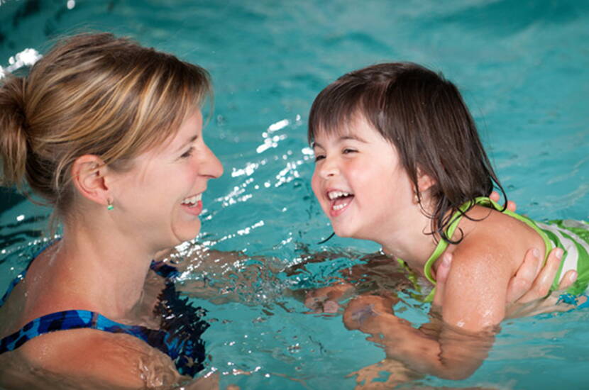 Zoom: Fino a CHF 100 di sconto sui corsi di nuoto di Schildkrötli-Swimmers. Scaricate subito il buono e approfittate di uno sconto fino a CHF 100 sul vostro prossimo corso di nuoto (corso di balneazione per bambini o corso d'acqua per genitori e figli). 
