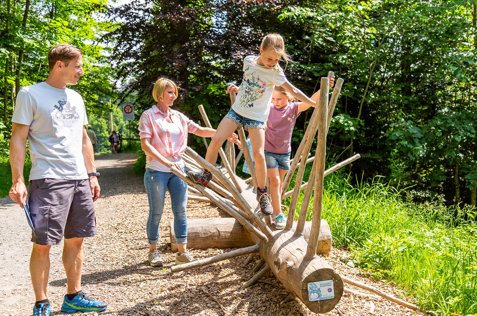 Der Zugiblubbi Erlebnisweg befindet sich auf einer Strecke von rund 4,5 Kilometer und dauert zwischen 1.5h und 2h (je nach Aufenthalt an den verschiedenen Posten). Die ganze Strecke ist Kinderwagen-/rollstuhlgängig. 